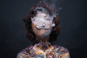 身體彩繪的人在黑暗背景下呼出煙霧 — 抽菸 壁紙