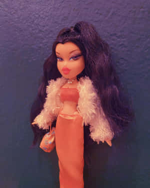 Bratz 公仔穿著帶毛茸茸領子的桃色服裝，拿著小包包，背景是紫色牆壁 — 娃娃 壁紙