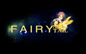 動漫角色納茲（Natsu）擁有火焰翅膀，在星空夜空下，帶有「FAIRY TAIL」文字。 — 火鶴 壁紙