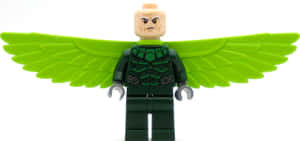 帶有綠色翅膀和嚴肅表情的LEGO人偶 — 鳥類飛翔 壁紙