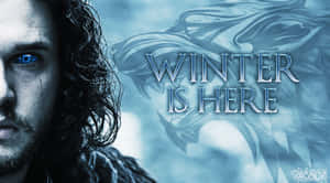 藍眼睛男人與龍圖案及文字 winter is here — 冬季風景 壁紙