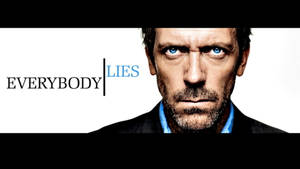 一個擁有銳利藍眼睛和鬍渣的男人，旁邊有「EVERYBODY LIES」文字，強烈地凝視觀眾。 — 豪斯医生 壁紙