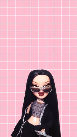 Bratz 公仔戴著太陽眼鏡和黑色服裝，在粉紅色網格背景前。 — 娃娃 壁紙