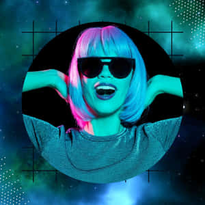 一個擁有彩色頭髮和太陽眼鏡的人在宇宙環境中大笑。 — 霓虹美學 壁紙