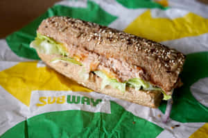 Subway鮪魚三明治，配全麥麵包、芝麻和生菜。 — MacBook Pro M3 壁紙