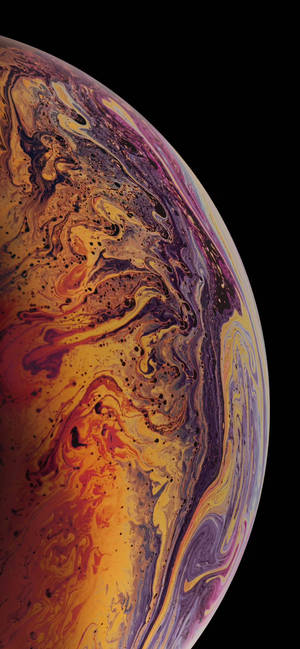 黑色背景上宇宙球體內鮮豔旋轉的星雲 — 紅色美學 iPhone 壁紙