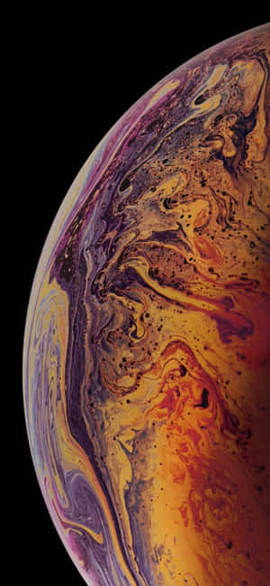 一個色彩繽紛的旋轉宇宙球體，背景為黑色。 — iPhone 13 Mini 壁紙