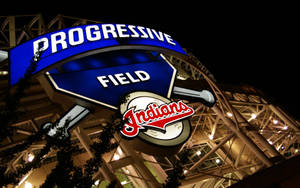 夜間照明的 Progressive Field 棒球場標誌，帶有球隊標誌。 — 克里夫蘭印地安人 壁紙