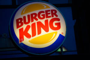 漢堡王夜間在城市環境中發光的標誌 — 漢堡王 壁紙