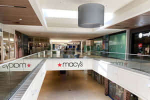購物中心上層，可見Macy's和Cyprium商店。 — MacBook Pro M2 壁紙