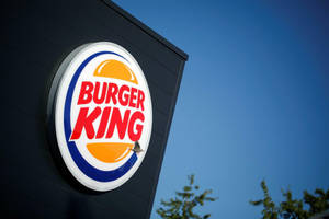 藍天下黑色建築物上的Burger King餐廳招牌。 — 漢堡王 壁紙
