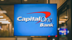 夜晚透過玻璃窗照亮的Capital One Bank招牌。 — 16:9 壁紙