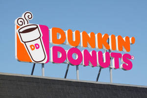 Dunkin' Donuts商店招牌，帶有咖啡杯標誌，背景為藍天。 — Dunkin Donuts 壁紙