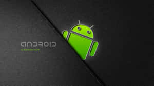 綠色Android機器人從帶有縫合接縫的黑色紋理表面後面探出頭來。 — 可愛平板 壁紙