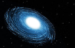 一個發光的藍色螺旋星系，帶有明亮的核心和星場。 — 藍色銀河 壁紙