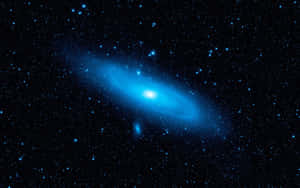一個發光的藍色螺旋星系，被夜空中無數星星環繞。 — 太空美學動圖 壁紙