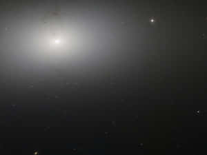 在深空中被遙遠恆星環繞的明亮螺旋星系。 — 宇宙美學 壁紙