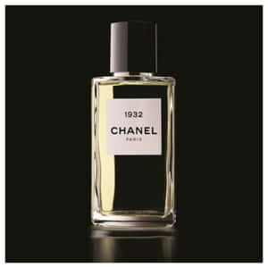 Chanel 1932 香水瓶，金色液體，黑色背景 — 香奈兒 壁紙