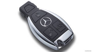 Mercedes-Benz 汽車鑰匙，附有鎖車、解鎖和後車廂按鈕 — 汽車 壁紙