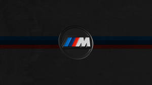 BMW M標誌，帶有藍色、紅色和白色條紋，在深色紋理背景上 — 標誌 壁紙