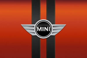 MINI汽車標誌，帶有銀色翅膀，位於橙色和黑色賽車條紋背景上。