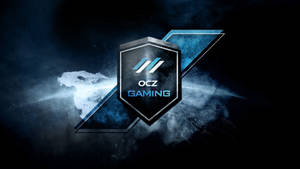 OCZ Gaming標誌盾牌在黑暗的宇宙場景中發出藍光，帶有破碎玻璃效果。 — 酷炫遊戲 壁紙