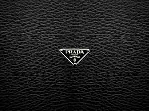 黑色皮革背景上的Prada標誌 — Prada 壁紙