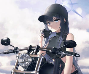 戴帽子的動漫女孩在星爆陰天下，手持口罩站在摩托車旁。 — 電玩遊戲 GIF 壁紙