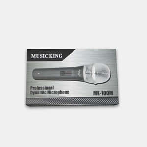 Music King 專業動態麥克風型號 MK-100M 在其零售盒中。 — iPad Air 11 壁紙