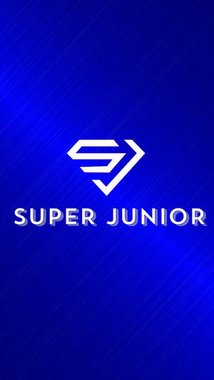 Super Junior標誌和文字在藍色漸變背景上，帶有對角線條紋。 — Super Junior 壁紙