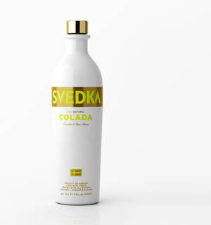 白色背景上帶有金色瓶蓋和標籤的Svedka Colada伏特加酒瓶 — Galaxy Z Flip7 FE 壁紙