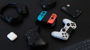 遊戲配件，包括控制器、耳機和鍵盤，放置在黑色表面上。 — 5120x2880 壁紙