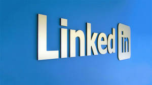 辦公室藍色牆上的LinkedIn標誌 — 領英 壁紙