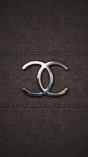 銀色 Chanel 標誌在棕色皮革上，帶有縫線 — Off white 標誌 壁紙