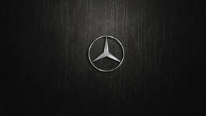 黑色皮革背景上的 Mercedes-Benz 標誌 — Mercedes Benz C300 壁紙