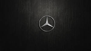 黑色皮革背景上的 Mercedes-Benz 標誌 — Mercedes Benz C300 壁紙