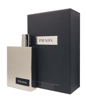 白色背景上帶有黑色盒子的銀色 Prada 男士香水瓶。 — 小米 Mix Flip 2 壁紙