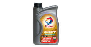 帶有紅色和金色標籤的 Total Quartz 引擎機油銀色瓶。
