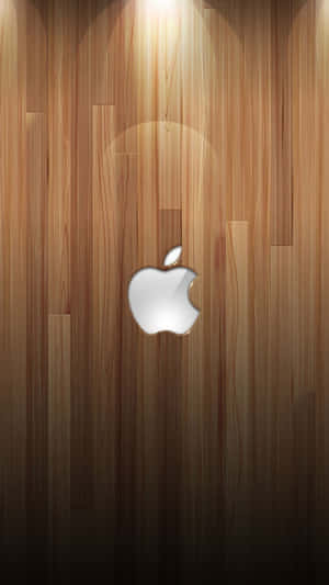 柔和燈光下木質背景上的銀色Apple標誌。 — 林布蘭 壁紙