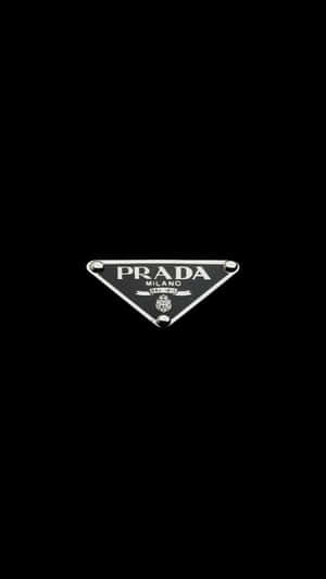 黑色背景上的Prada標誌三角形 — 普拉巴斯 壁紙