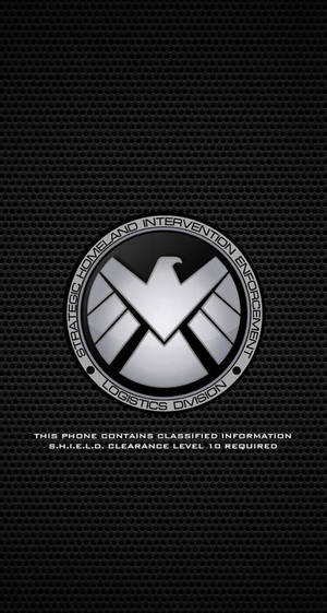S.H.I.E.L.D.物流部門標誌在黑色穿孔金屬上，帶有安全警告文字。 — 搞笑迷因 壁紙