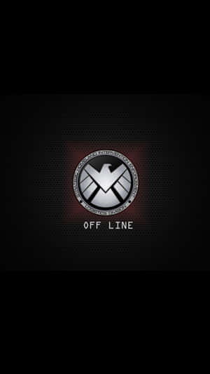 S.H.I.E.L.D.標誌帶有紅色光芒和「OFF LINE」文字，位於深色穿孔背景上。 — 漫威標誌 壁紙