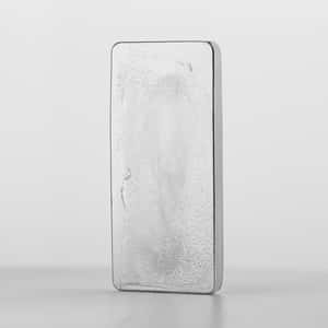 一個拋光的銀色金屬條，帶有紋理表面，置於白色背景上。 — 銀色 壁紙