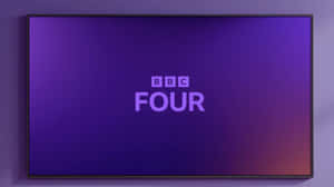 BBC Four標誌顯示在安裝於牆上的紫色漸變電視螢幕上。 — 白色畫面 壁紙