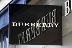 城市建築物外牆上的 Burberry 品牌標誌 — Burberry 壁紙