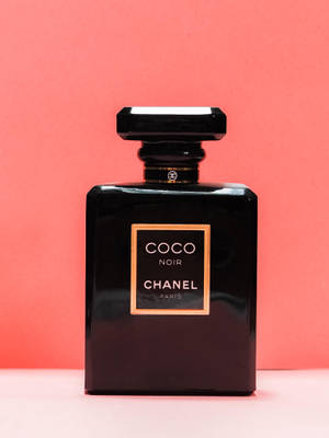 粉紅色背景上的黑色 Chanel Coco Noir 香水瓶 — 粉嫩粉彩美學 壁紙