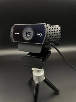 黑色Logitech網路攝影機在三腳架上，深色背景 — 相機 GIF 壁紙