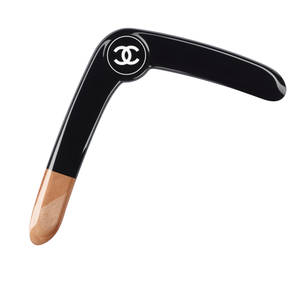 黑色和木質 Chanel 迴力鏢，帶有標誌，背景為白色。 — 回力 壁紙
