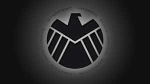 深色背景上的黑色和銀色SHIELD機構標誌 — 盾之勇者 壁紙