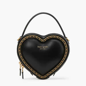 黑色心形手袋，帶有金色鏈條飾邊和Kate Spade標誌。 — Kate spade 壁紙